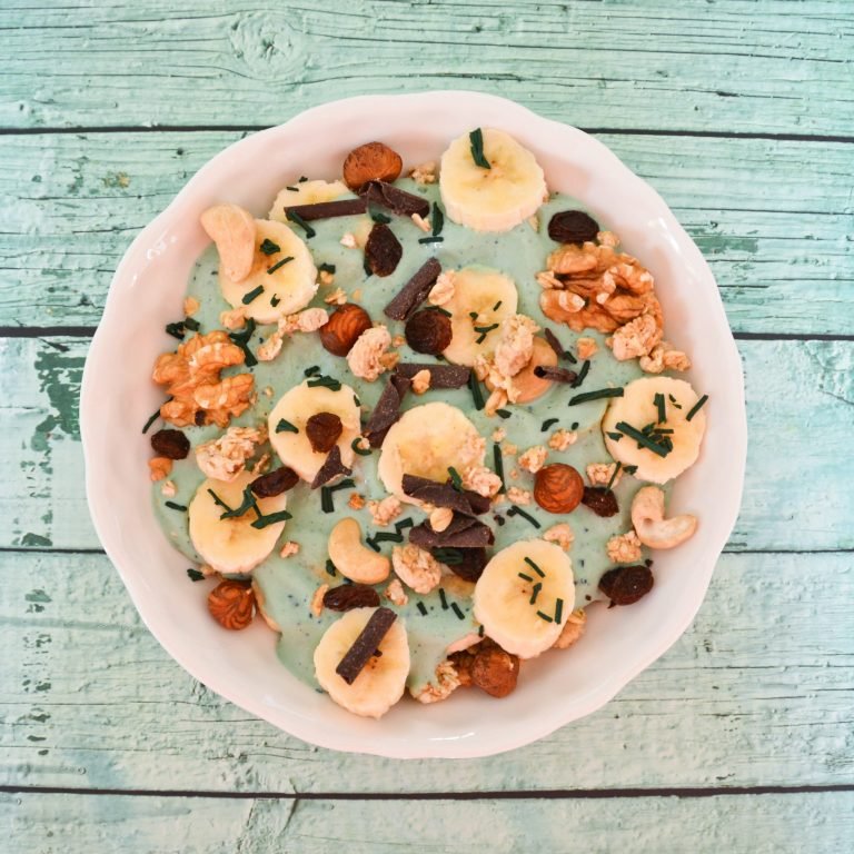Bol de fruits et de fruits secs garni de brindilles de spiruline