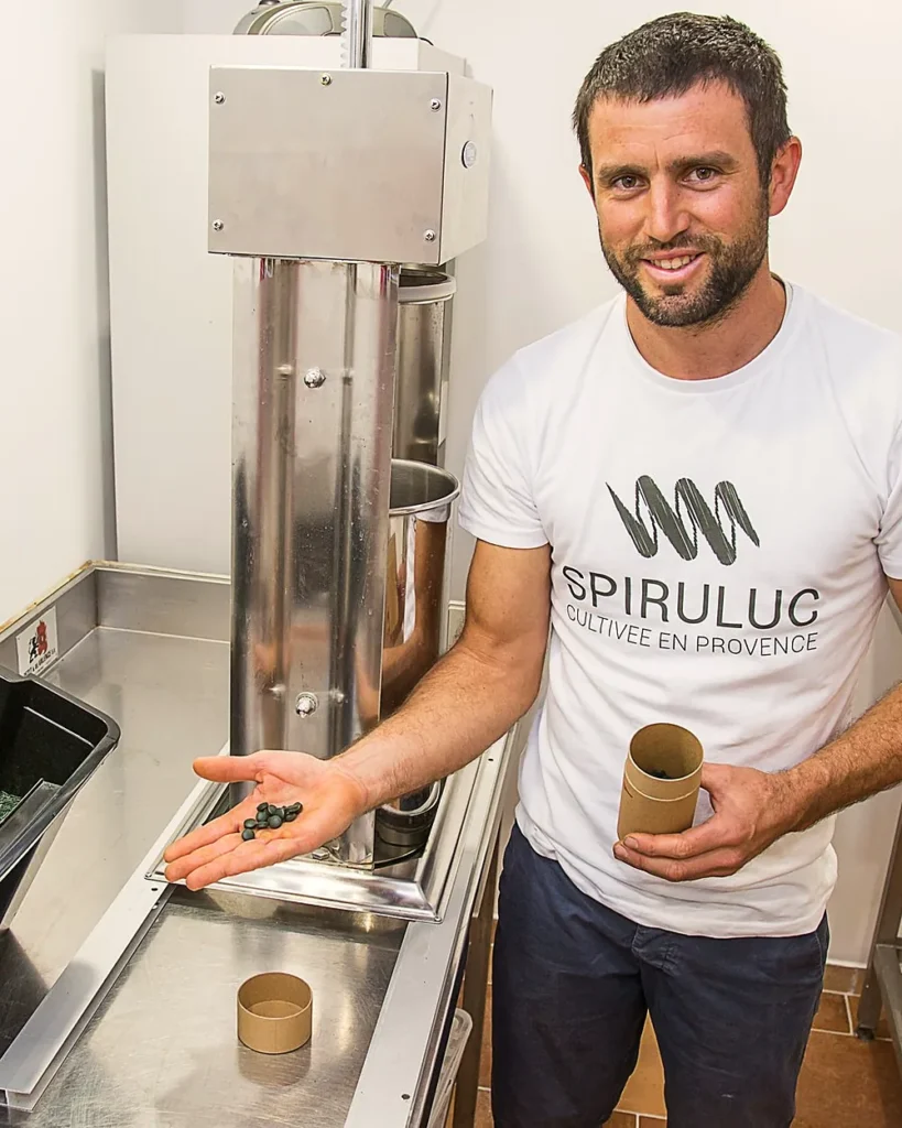 Boris montre de la spiruline fraîche pressée dans l'atelier Spiruluc au Luc