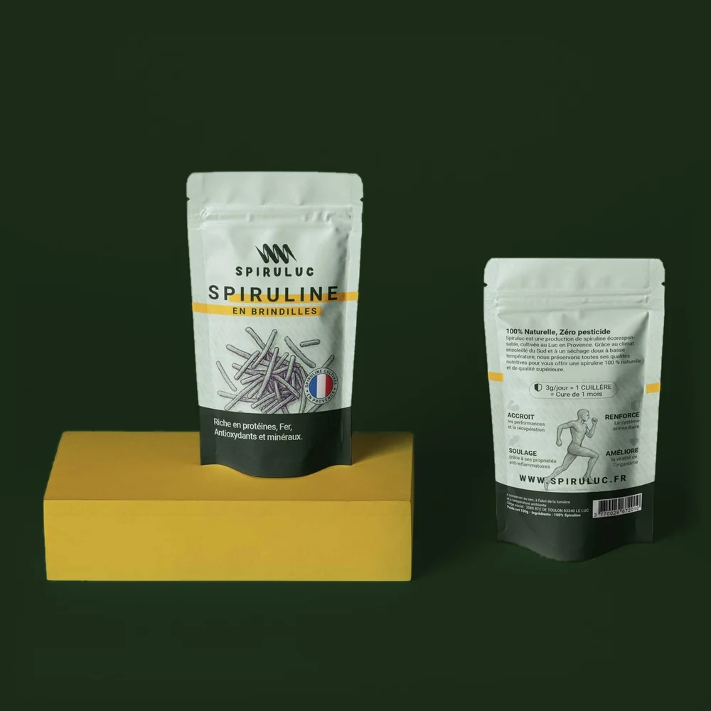 Sachets de spiruline en brindilles Spiruluc sur un socle jaune, cultivée en Provence