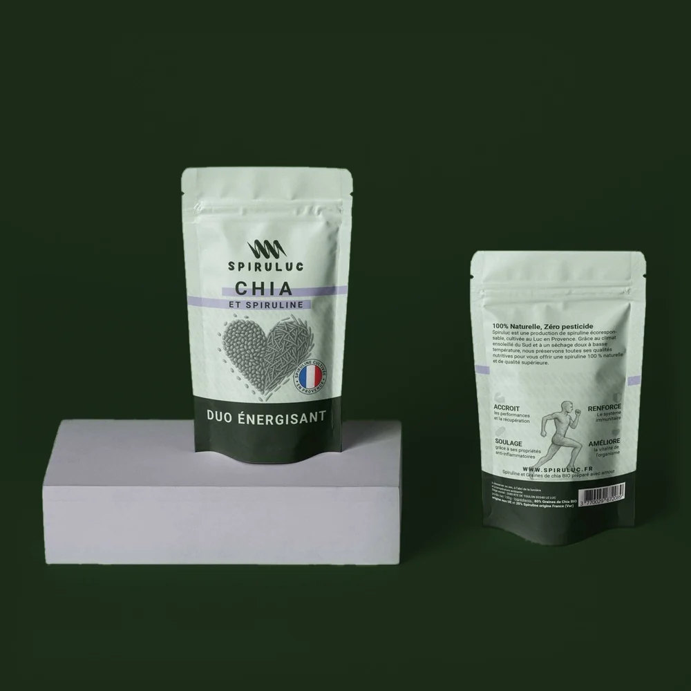 Sachets de mélange chia et spiruline Spiruluc sur un socle lavande