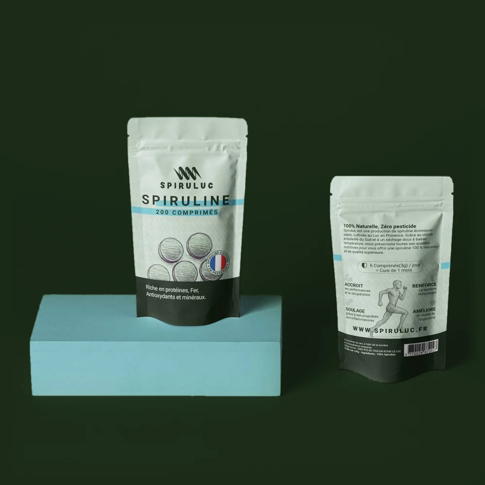 Sachets de spiruline en comprimés Spiruluc sur un socle bleu, cultivée en Provence