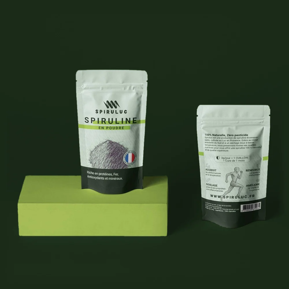 Sachets de spiruline en poudre Spiruluc sur un socle vert, cultivée en Provence