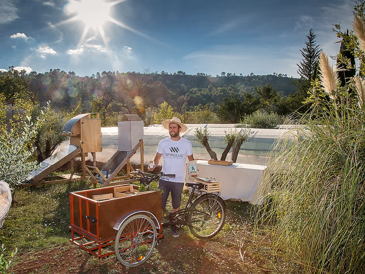 Boris, producteur de spiruline Spiruluc, avec son vélo cargo à la ferme du Luc dans le Var